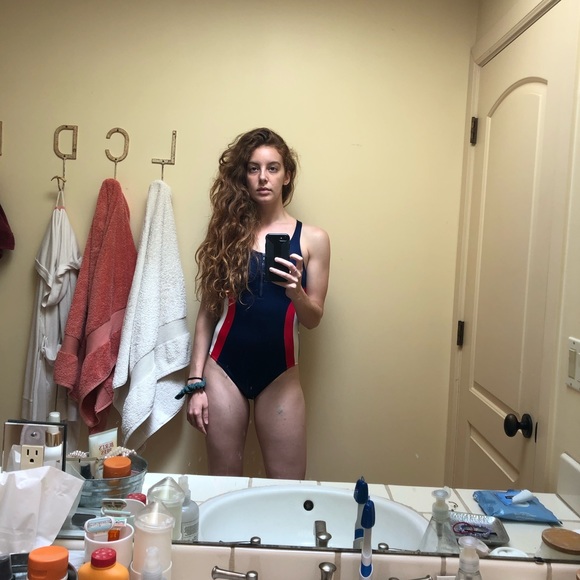 Meet your Posher, Lily   Instagram: @lilyflowerzzz - Picture 4 of 6